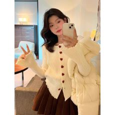 批发设计感爱心扣毛衣<b class='q'>开衫</b><b class='q'>女</b>秋冬<b class='q'>开衫</b>气质温柔宽松不规则长袖针织上衣