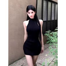 批发高级感<b class='q'>黑色</b>蕾丝拼接挂脖连衣裙女秋季新款收腰显瘦打底包臀短裙子