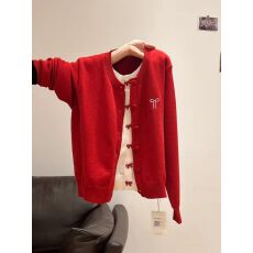 批发红色新年氛围感<b class='q'>毛衣</b><b class='q'>女</b>秋冬新款宽松慵懒刺绣假两件针织<b class='q'>开衫</b>春