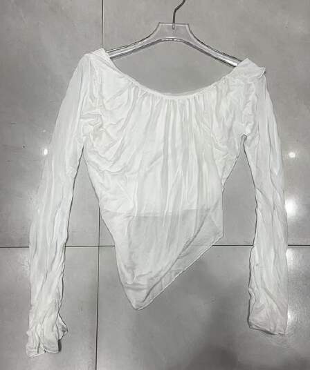 느슨함 바람 비스듬한 어깨 화이트 긴팔 티셔츠 여성 이른 가을 착용 가져 가라. 슬림해 보이는 분위기 센스 핫걸 만나는 맨위