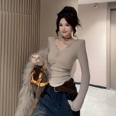 批发秋冬新款时尚设计感<b class='q'>V领</b>拼蕾丝边加绒胸垫上衣女