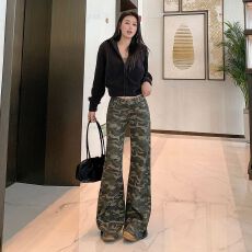批发实拍 秋冬季新款 <b class='q'>迷彩</b>低腰显瘦微宽松喇叭印花牛仔<b class='q'>裤</b>女