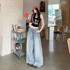 批发实拍 无腰头做褶猫须洗水浅蓝色宽松阔腿<b class='q'>牛仔裤</b>