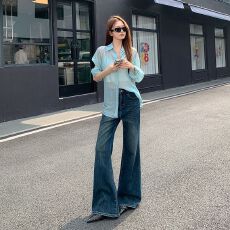 批发实拍 不贴腿微喇牛仔裤女爆款2026早<b class='q'>春</b>女装高腰显高显瘦喇叭裤子