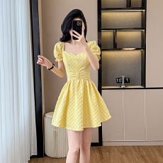批发法式黄色方领泡泡袖<b class='q'>连衣裙</b>女收腰夏季高级感肌理感蓬蓬甜美短裙子