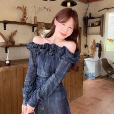 批发法式复古撞色格子长袖<b class='q'>衬衫</b>女秋季2025新款收腰显瘦一字肩纯欲上衣