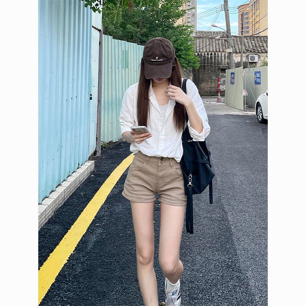 카키 색 핫걸 더블 버클 디자인 센스 데님 반바지 여성 2026 새로운 여름 몸매 가꾸기 슬림해 보이는 섹시함 타이트 스커트 바지