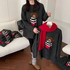 孕妇装韩式可爱风卡通小雄圆领毛衣女2025冬季宽松中长款套头上衣