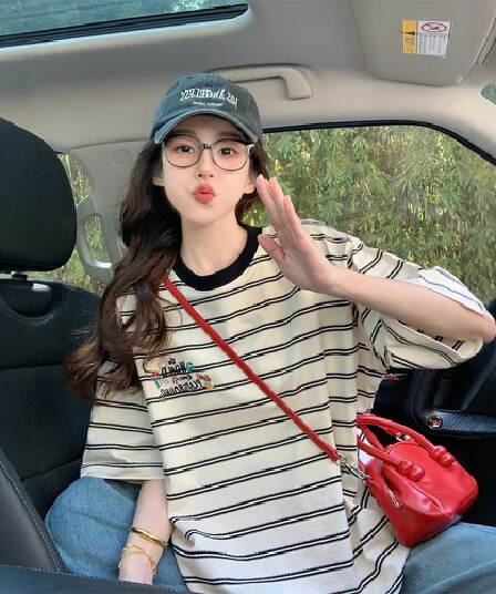 출산 착용 스트라이프 반팔 티셔츠 2026 새로운 여름 아메리칸 디자인 센스 작은 대중 조수 브랜드 캐주얼 루즈핏 맨위