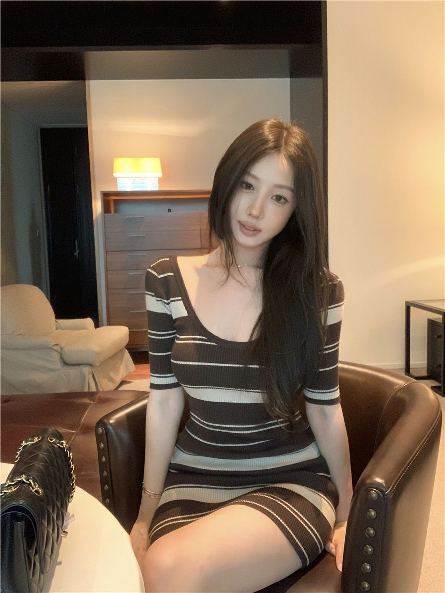배색 스트라이프 백리스 2026 년 드레스 새로운 여름 슬림해 보이는 몸매 가꾸기 니트 치마 핫걸 미니 스커트