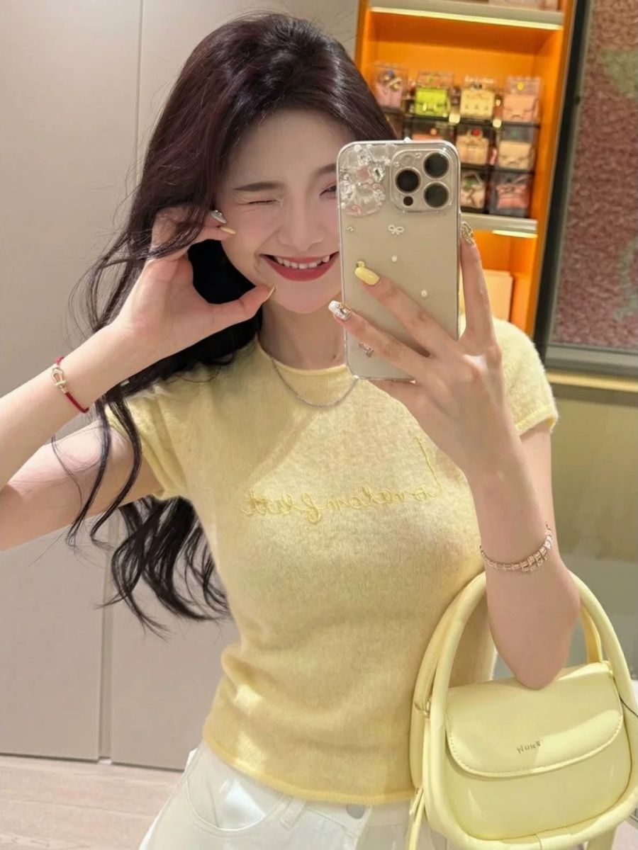 패키지 코어 실 워시 물 황색 알파벳 긍정적 인 어깨 반팔 티셔츠 여성 여름 새로운 2026 연령 감소 아름다운 맨위