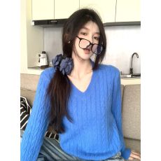 批发多巴胺蓝色v领套头毛衣女秋冬宽松慵懒风软糯加厚内搭麻花针织衫