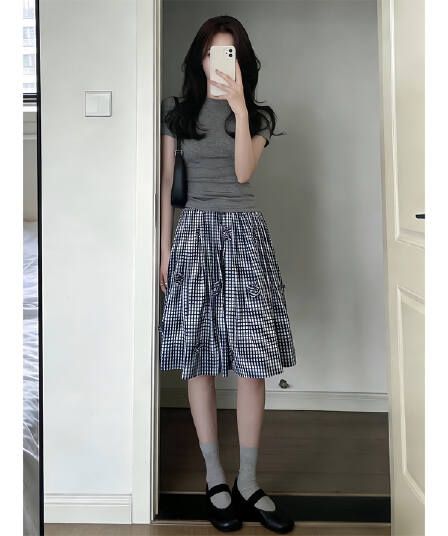 미니멀리즘 캐주얼 스포츠 슈트 여성 여름 일본과 한국 부서 착용 가져 가라. 몸매 가꾸기 품격 슬림해 보이는 반팔 꽃밭 미니 스커트 투피스 세트