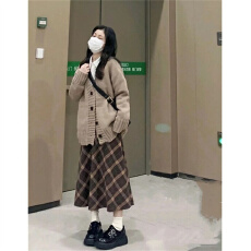批发秋季小个子茶系穿搭咖色慵懒风毛衣外套衬衫<b class='q'>格子</b>半身裙两件<b class='q'>套装</b>女