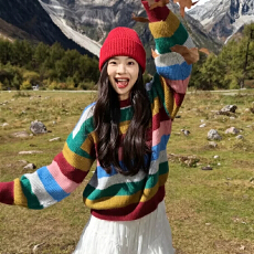 批发多巴胺彩虹条纹洋气减龄套头圆领毛衣女搭配白色蛋糕裙两件套装