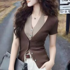 批发高级感假两件挂脖V领针织衫<b class='q'>毛衣</b>开衫春装女2026年新款时尚上衣