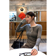 批发实拍撞色拼接纽扣V领长袖t恤女秋新款内搭打底衫正肩上衣