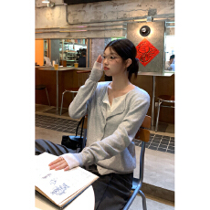 批发实拍灰色v领假两件长袖针织衫女早秋短款外搭开衫外套上衣