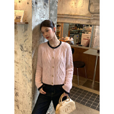 批发实拍温柔慵懒风粉色麻花针织开衫女冬软糯高级感<b class='q'>短款</b>毛衣外套上衣