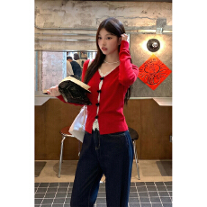 批发实拍韩系V领<b class='q'>假两件</b>红色针织开衫女冬内搭蕾丝拼接高级感打底上衣