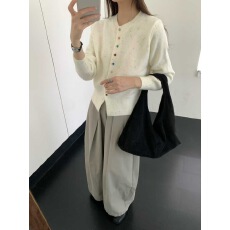 批发彩色宝石扣<b class='q'>针织</b><b class='q'>开衫</b>温柔风软糯毛衣女春秋新款甜美减龄百搭上衣