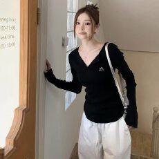 批发美式V领辣妹风长袖<b class='q'>t</b><b class='q'>恤</b>女秋冬内搭打底衫掐腰显瘦修身纯欲小众上衣