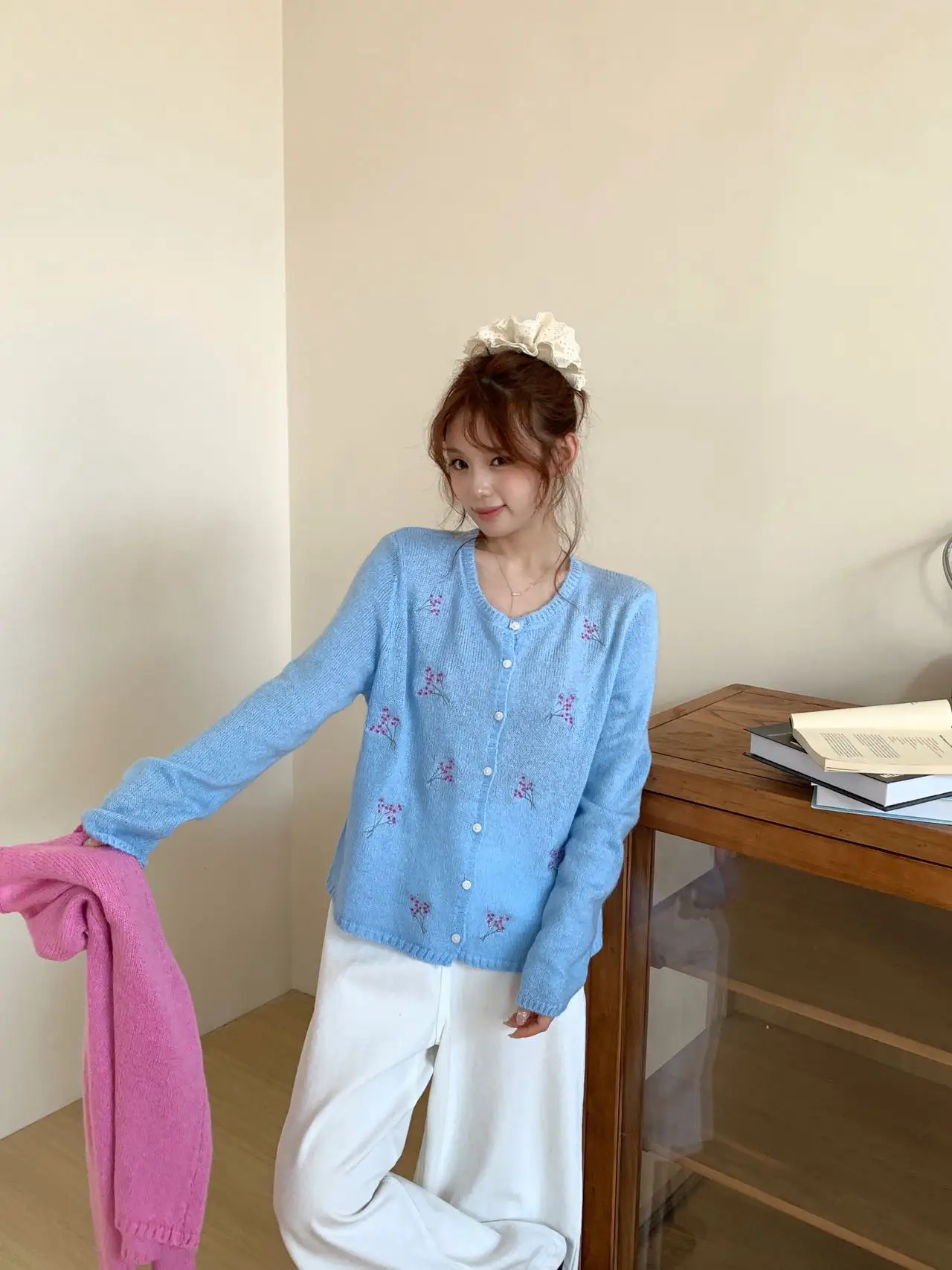자수 라운드넥 가디건 상세 이미지 5