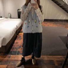 批发森系<b class='q'>手工</b>绣花针织马甲女秋款韩版宽松v领立体花朵开衫<b class='q'>毛衣</b>背心
