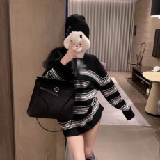 批发韩版土星刺绣条纹针织毛衣<b class='q'>女</b>送袜子秋冬时尚宽松慵懒风中长款上衣