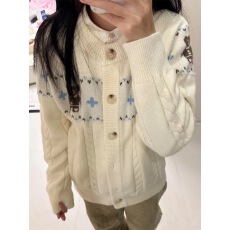 批发学院风小熊提花针织开衫女秋冬新款米<b class='q'>白色</b>软糯费尔岛毛衣外套洋气