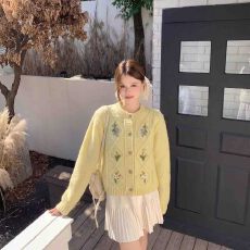 批发2026秋季新款女法式圆领长袖百搭显瘦毛衣甜美风花朵刺绣