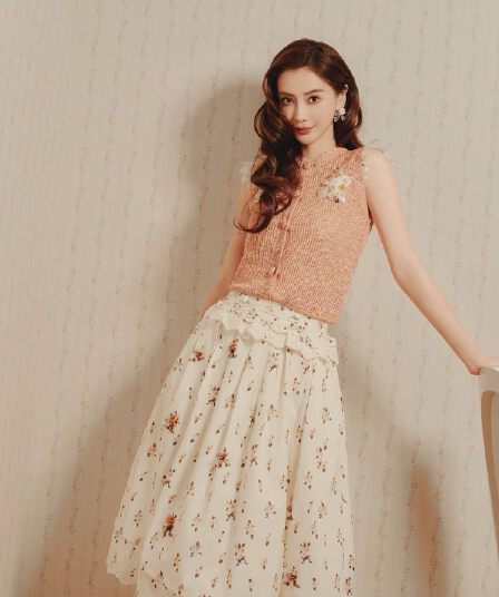angelababy 양 잉 스타 같은 단락 2026 여름 새로운 꽃 비즈 장식 니트 조끼 맨위 여성