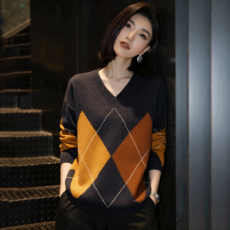 批发2026冬季新款菱形格V领套头针织<b class='q'>衫</b>女撞色毛衣老钱风显瘦保暖潮流