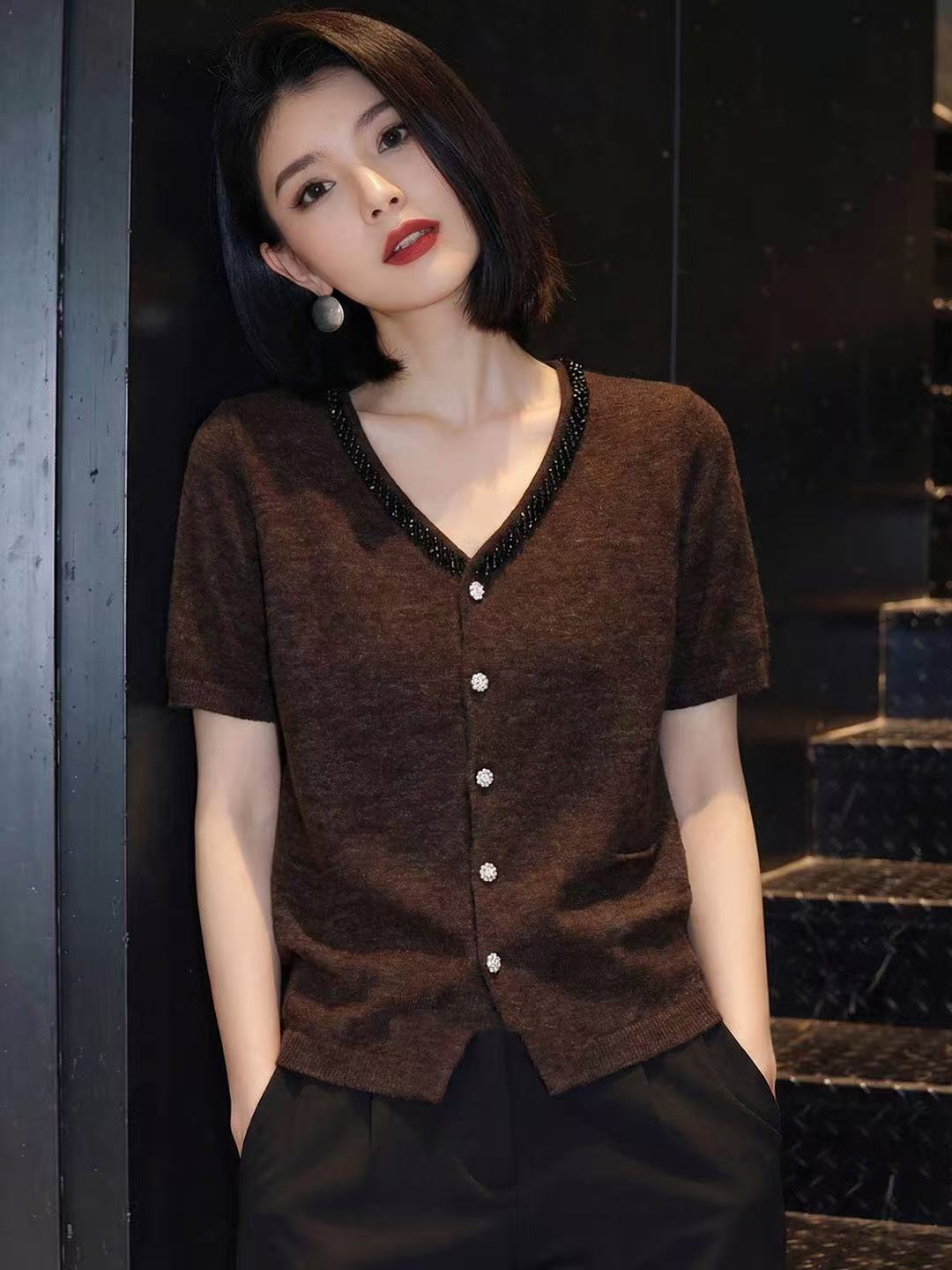 2026 여름 새로운 트렌디 브라운 반팔 니트 스웨터 여성 비즈 박기 장식 다용도 슬림해 보이는 출퇴근 맨위 오픈 가디건