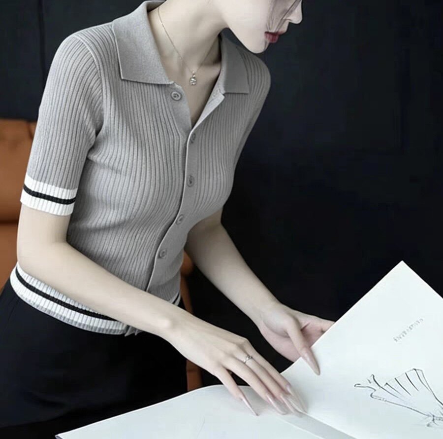 고급 센스 미니멀리즘 아름다운 회색 POLO 칼라 반팔 니트 스웨터 여성 여름 새로운 다용도 출퇴근 슬림해 보이는 맨위