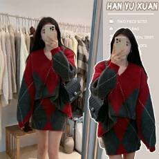 批发红色撞色菱格毛衣套装女秋冬氛围感穿搭慵懒风针织包臀短裙两件套