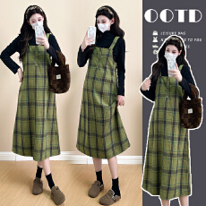 批发实拍孕妇秋<b class='q'>冬</b>套装韩版时尚打底上衣+毛呢格子背带裙孕妇二件套