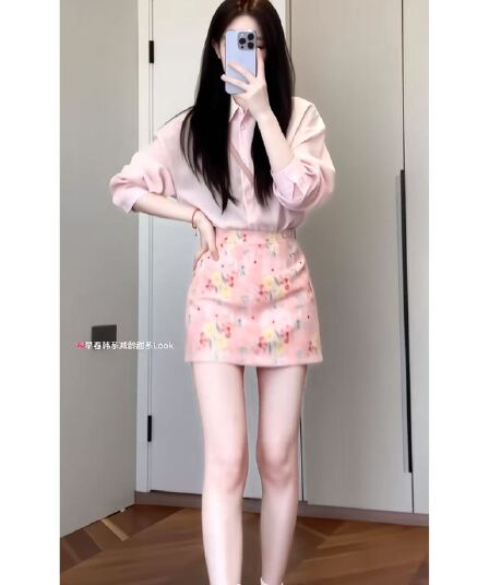 한 부서 핑크색 긴팔 셔츠 루즈핏 맨위 하이웨이스트 슬림해 보이는 꽃무늬 반신 치마 세트