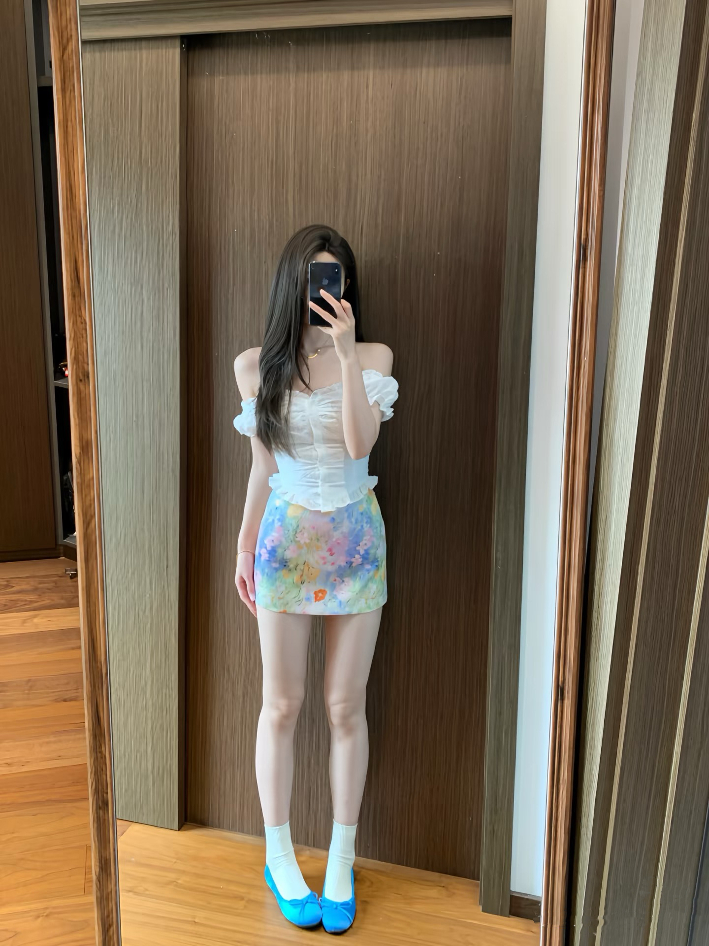 순수한 욕망 홀로우 아웃 오프숄더 거품 소매 작은 셔츠 슬림해 보이는 디자인 센스 올해 인기 셔츠 꽃무늬 미니 스커트 투피스 세트
