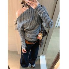 批发灰色条纹斜领露肩长袖t恤女春<b class='q'>秋</b>季设计感小众收腰显瘦一字肩上衣