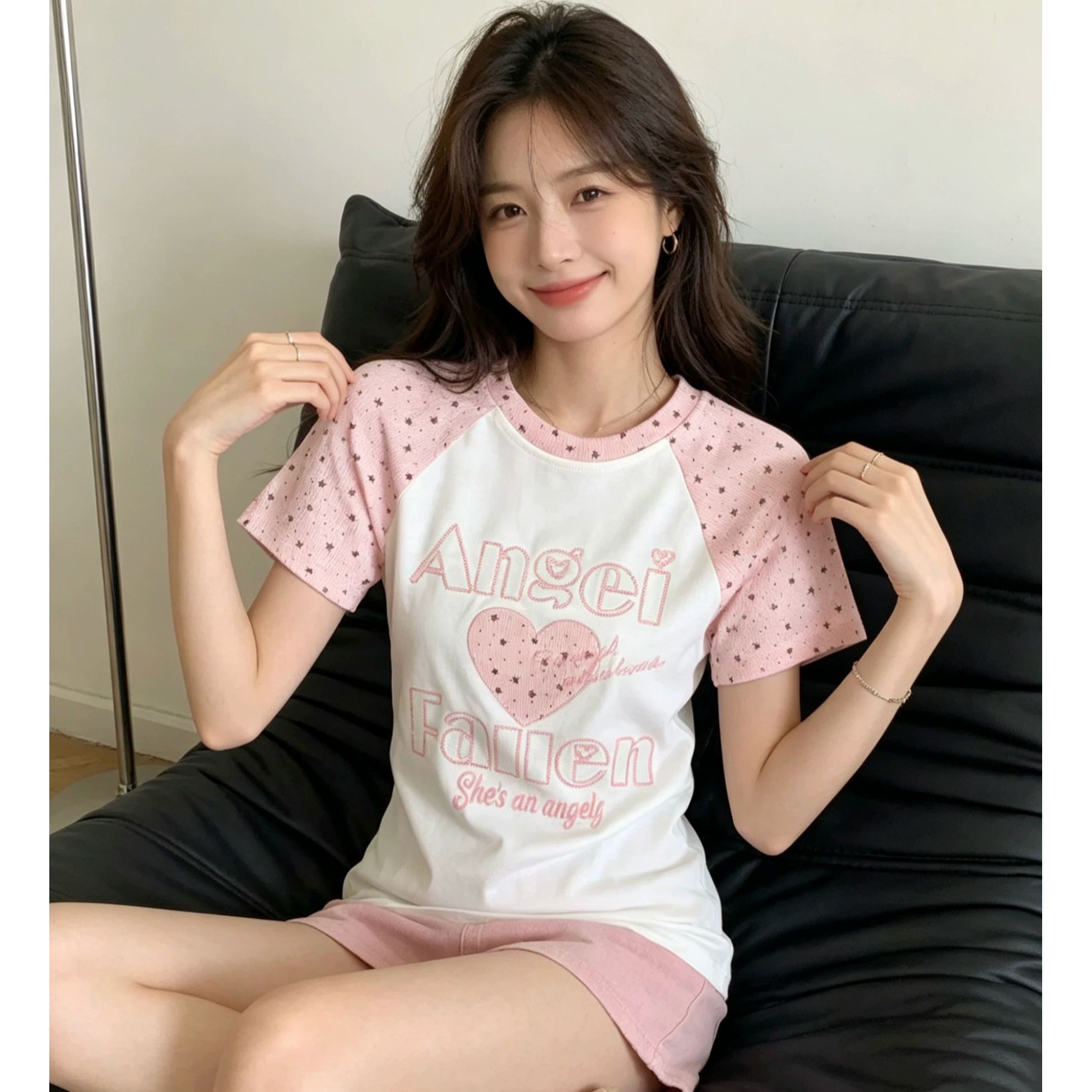 원본 자수 네리 플러스 스티커 몸매 가꾸기 라운드 넥 소뿔 소매 쇼트 스타일 티셔츠