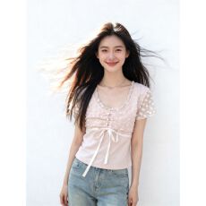 批发1*1莫代尔温柔粉色蕾丝拼接T恤女夏设计抽褶系带收腰显瘦甜妹上衣