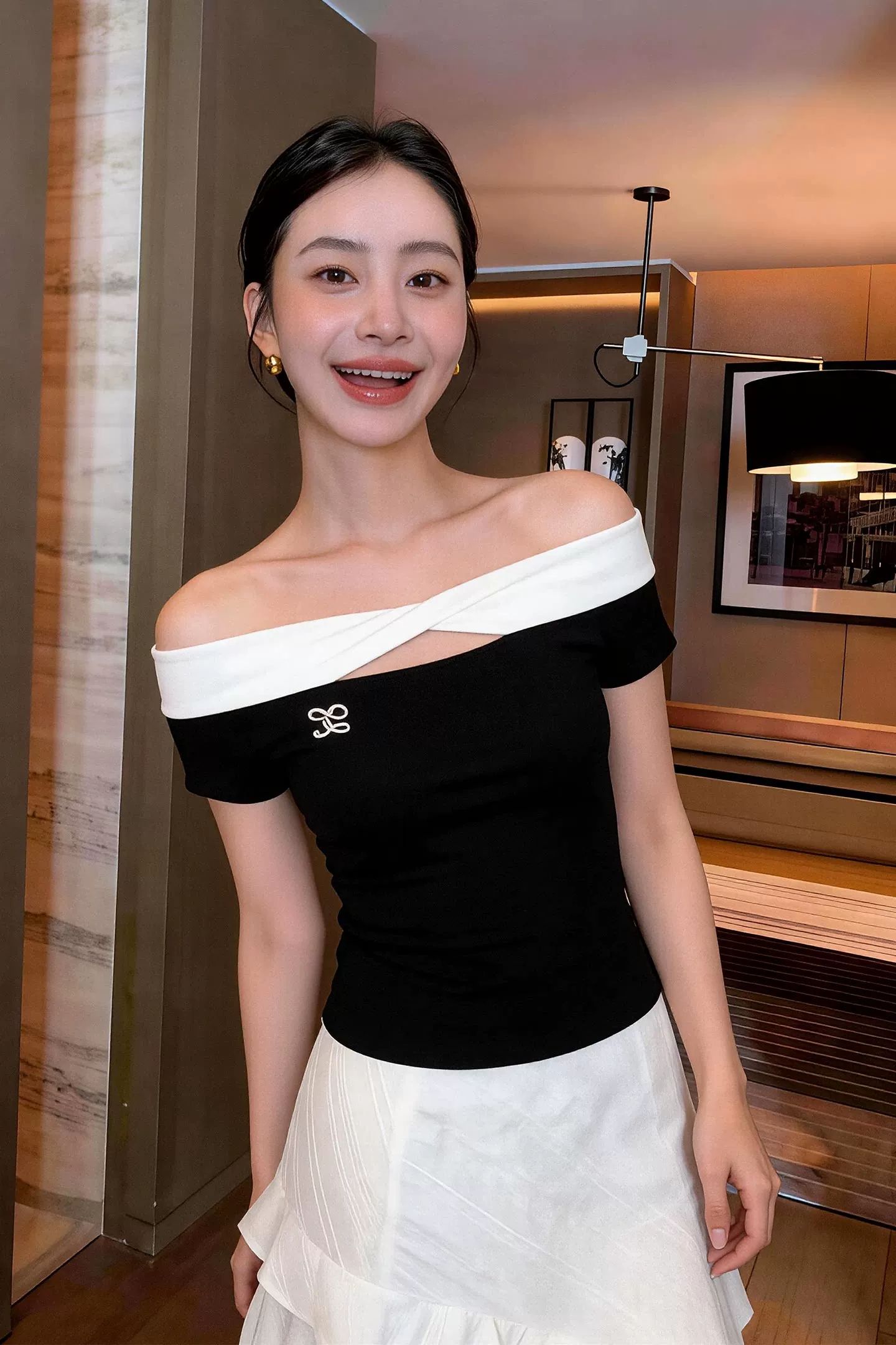 사람들 면 260 그램 프랑스식 오프숄더 비틀림 반팔 티셔츠 여성 2026 여름 새로운 오프숄더 미니멀리즘 슬림해 보이는 백