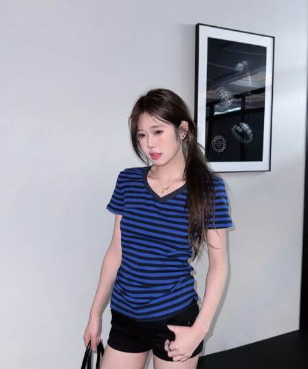 2026 여름 블루 스트라이프 몸매 가꾸기 슬림해 보이는 긍정적 인 어깨 V넥 티셔츠 고급 다용도 슬림해 보이는 반팔 패션 캐주얼 맨위