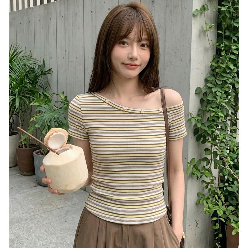 원본 원단 작은 대중 비스듬한 칼라 배색 스트라이프 반팔 티셔츠 여성 여름 느긋한 바람 몸매 가꾸기 허리 수축 디자인 맨위