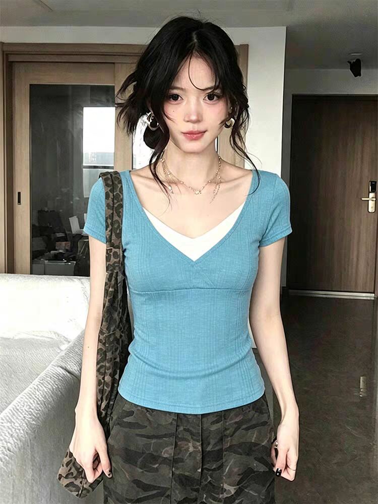 원본 원단 불규칙 구덩이 기사 한 부서 레이크 블루 색상 V넥 페이크 레이어드 작은 대중 반팔 티셔츠 여성