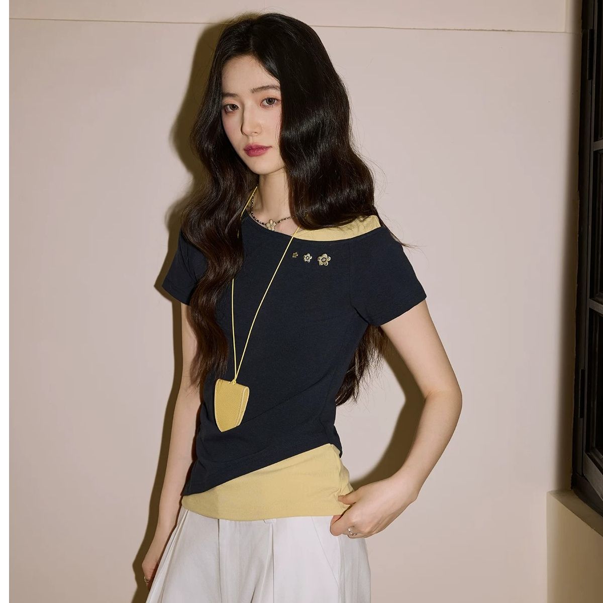 페이크 레이어드 디자인 센스 배색 비스듬한 칼라 반팔 티셔츠 여성 2026 여름 새로운 해군 쇼트 스타일 맨위