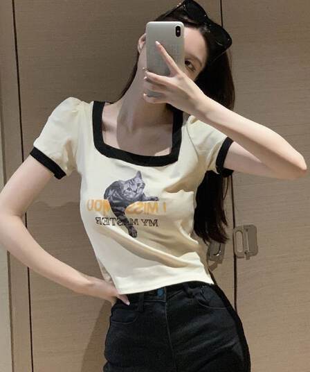 쇼트 스타일 아메리칸 레트로 몸매 가꾸기 작은 대중 프린트 검정색 광장 칼라 긍정적 인 어깨 반팔 티셔츠 여성 여름 맨위