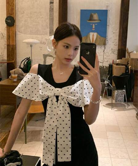 1 1 와 사고 방식 검정색 도트 무늬 페이크 레이어드 반팔 티셔츠 여성 여름 한 부서 몸매 가꾸기 나비 매듭 디자인 오프숄더 맨위