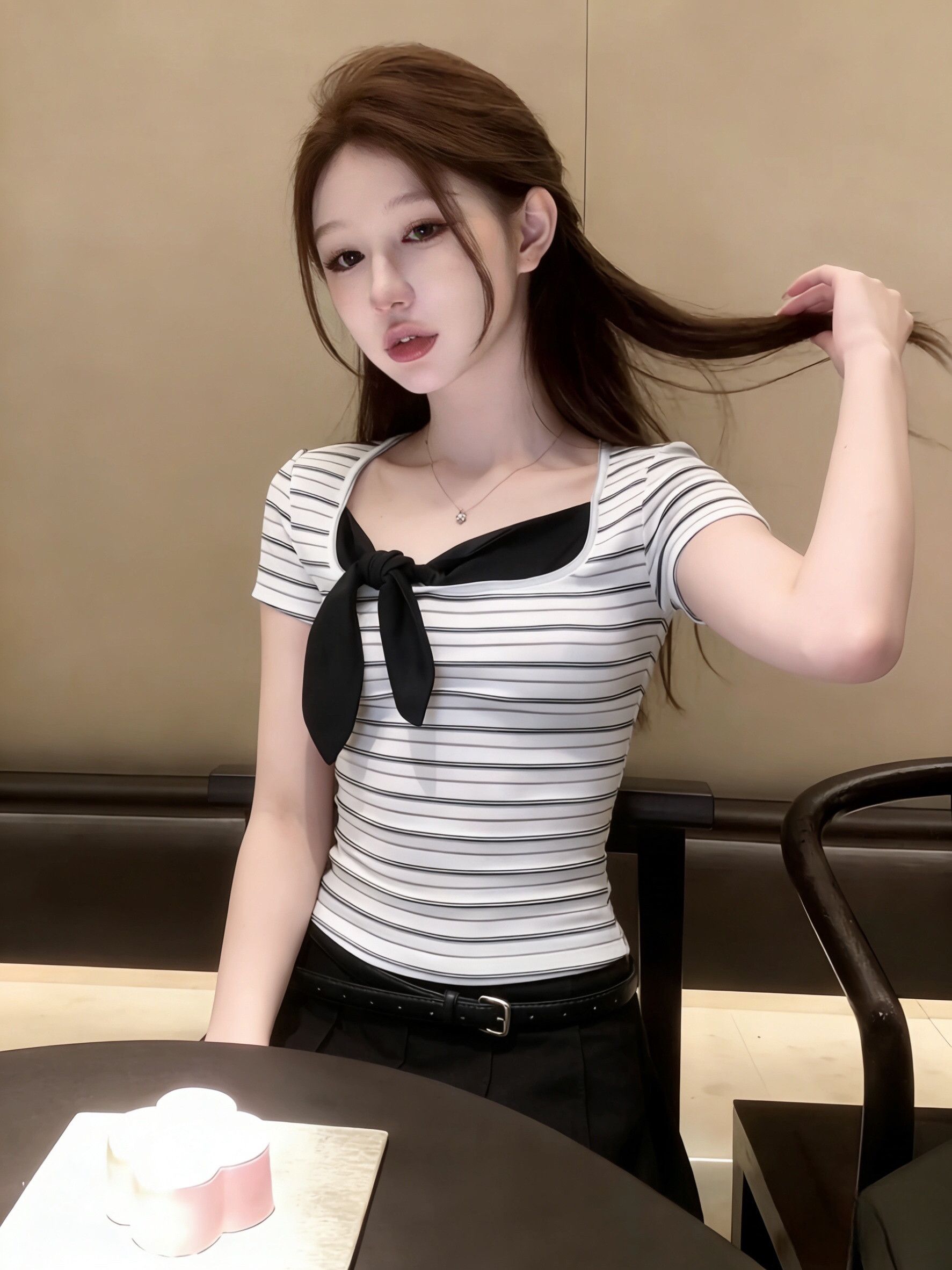 한 부서 슈퍼 잘 생긴 흑백 줄무늬 티셔츠 여성 여름 패치워크 나비 넥타이 라운드 넥 품격 슬림해 보이는 다용도 반팔 맨위